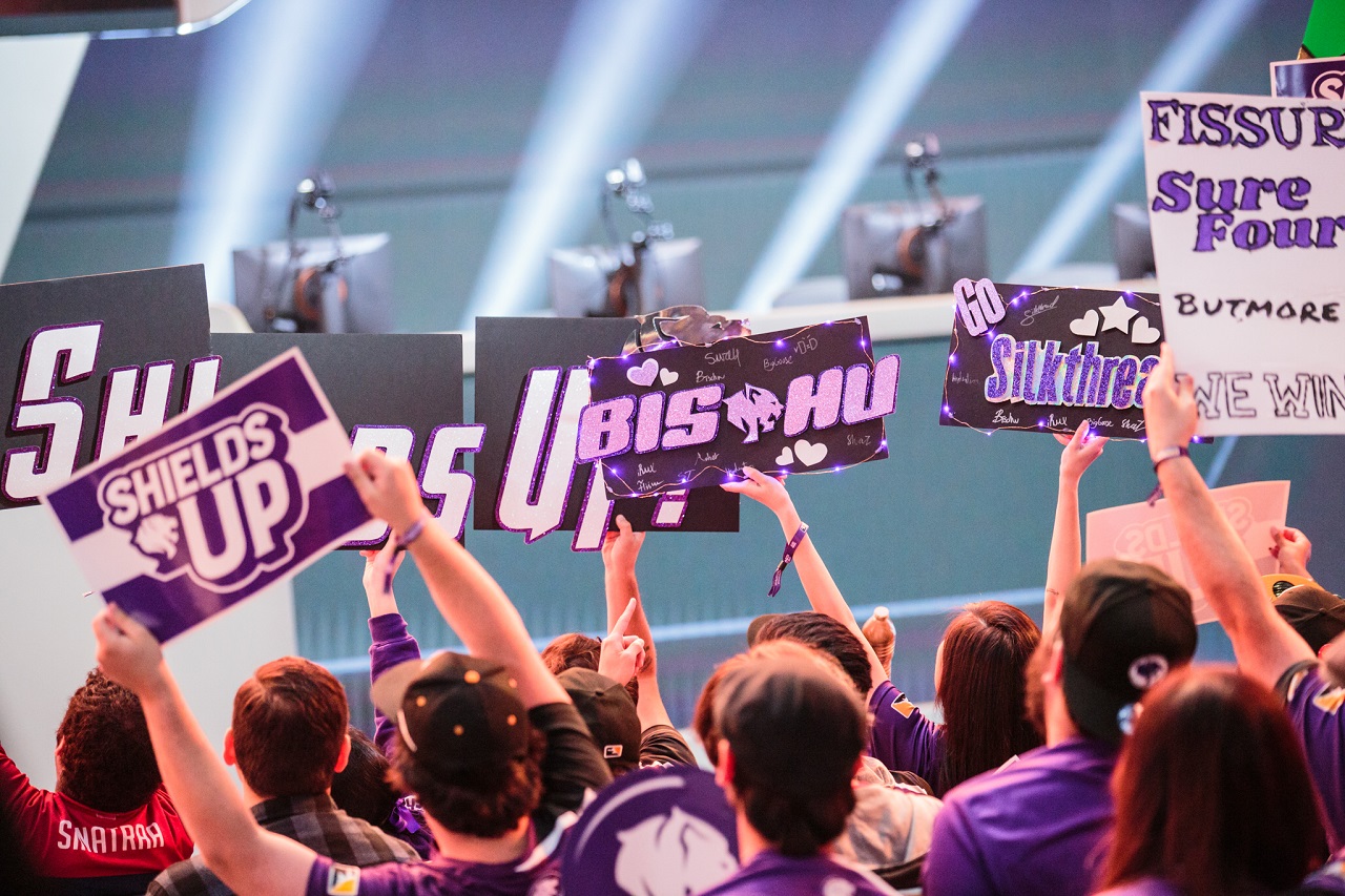 Los Angeles Gladiators Fan Signs